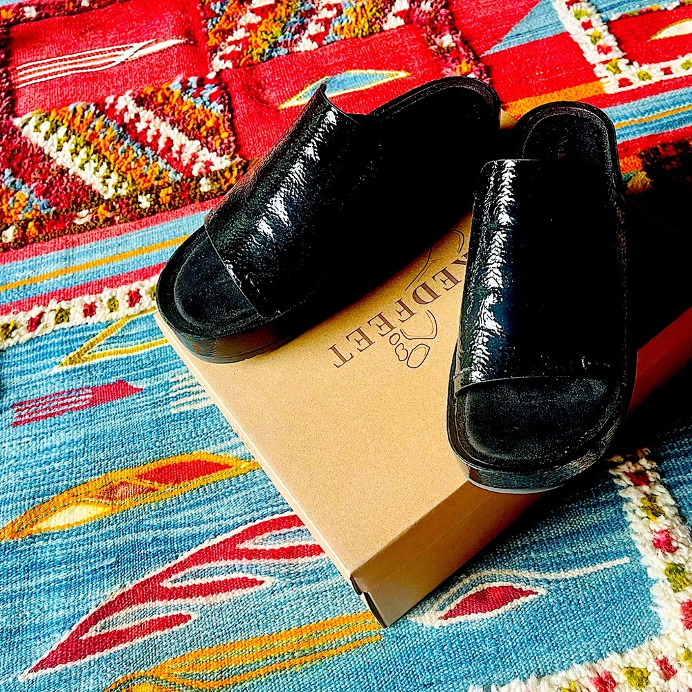 ‘Naked Feet’ Reno Black Patent leather sandals w memory foam footbed - worn once